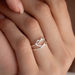 Herz Knoten Ring, Liebe Knoten Schmuck, Liebe Herz Knoten Ring, Minimal Herz stapelbar Ring, minimalistischen Ring, Twisted Herz Ring, Geschenk für sie