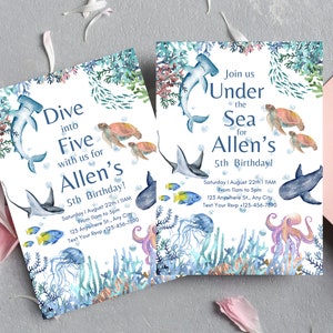 Pu&ograve; includere: Due biglietti d'invito blu e bianchi con un design ad acquerello di creature marine, coralli e alghe. Il testo sui biglietti recita "Dive into Five with us for Allen's 5th Birthday!" e "Join us Under the Sea for Allen's 5th Birthday!" I biglietti sono su una superficie rosa.