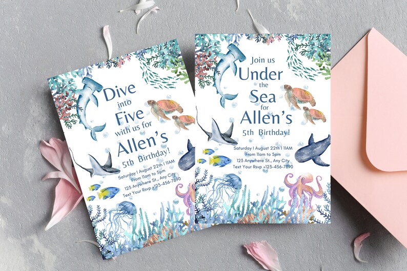 Pu&ograve; includere: Due biglietti d'invito blu e bianchi con un design ad acquerello di creature marine, coralli e alghe. Il testo sui biglietti recita "Dive into Five with us for Allen's 5th Birthday!" e "Join us Under the Sea for Allen's 5th Birthday!" I biglietti sono su una superficie rosa.