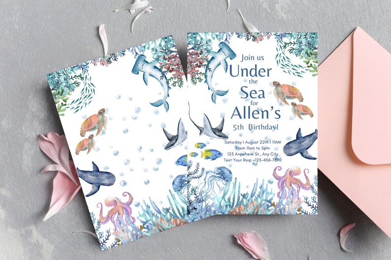 Pu&ograve; includere: Invito di compleanno a tema mare con un design ad acquerello blu e bianco che presenta una variet&agrave; di creature marine, tra cui uno squalo, un polpo, una tartaruga e una razza. L'invito include il testo "Unisciti a noi sotto il mare per il 5&deg; compleanno di Allen!" e dettagli sulla festa, tra cui la data, l'ora e la posizione.