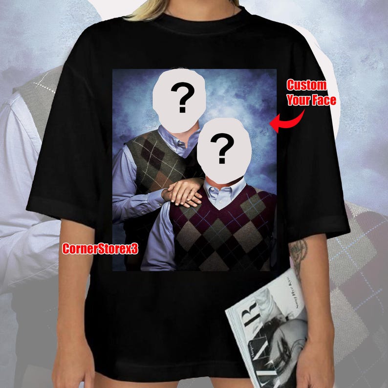 Może przedstawiać: Czarny t-shirt z grafiką dw&oacute;ch postaci z pytajnikami zamiast twarzy, ubranych w kamizelki w romby i koszule z kołnierzykiem. Tekst "Custom Your Face" jest wyświetlany z czerwoną strzałką. Widoczna jest r&oacute;wnież nazwa sklepu "CornerStorex3".