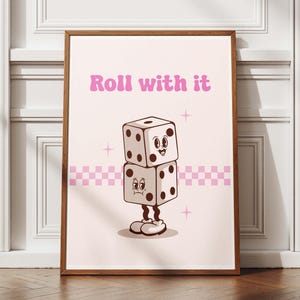 Würfel Retro Groovy Vintage Dekor Wand Druck Poster Minimalist Cartoon Spielbrett Roll With It 80er 70er Jahre Zitat Cottagecore Lustig Rosa Beige