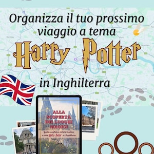 Può includere: Una guida turistica con una copertina dorata e rossa dal titolo "Alla Scoperta Dei Luoghi Magici" con una mappa di Londra sullo sfondo. La guida è una guida completa a tutte le location di Harry Potter in Inghilterra. L'immagine include anche una bandiera britannica, un tablet e tre cerchi dorati.