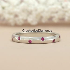 Anillo apilable de oro blanco de 10 quilates, alianza de boda con rubí rosa de talla redonda de 1,70 mm, anillo de eternidad completa con rubí engastado a ras, piedra natal de julio