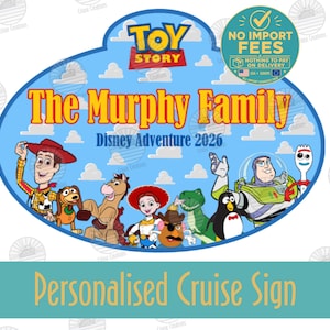 Może przedstawiać: Owalny znak z postaciami z Toy Story, w tym Woodym, Buzzem Astralem, Jessie i Sztućkiem. Tekst głosi The Murphy Family Disney Adventure 2026. Okrągła odznaka w rogu zawiera napis No Import Fees Nothing To Pay On Delivery.