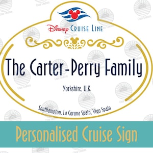 Könnte beinhalten: Ein goldfarbenes ovales Schild mit dem Text "DISNEY CRUISE LINE" in Blau und Weiß. Das Schild enthält auch den Text "The Carter-Perry Family" in Blau, "Yorkshire, U.K." in Schwarz und "Southampton, La Coruna Spain, Vigo Spain" in Schwarz. Das Schild hat im oberen linken Eck einen blauen und weißen Mickey-Maus-Kopf. Das Schild befindet sich auf einem weißen Hintergrund mit einem blauen und weißen Muster.