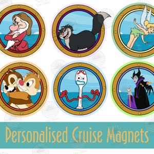 Könnte beinhalten: Satz mit sechs runden Kreuzfahrtschiff-Bullaugenmagneten mit verschiedenen Disney-Charakteren. Die Magnete sind golden mit blauem Hintergrund und zeigen Figuren wie Chip und Chap, Tinkerbell und Forky.