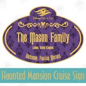 Può includere: Un cartello da crociera Haunted Mansion viola e dorato con un motivo damascato bianco e nero. Il cartello recita "The Mason Family, London, United Kingdom, Welcome, Foolish Mortals".