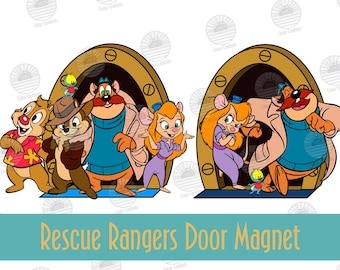 Może przedstawiać: Kolorowy magnes na drzwi z postaciami z kreskówki Rescue Rangers. Obrazek przedstawia Chipa, Dale'a, Monterey Jacka, Gadget Hackwrench i Zipper przed drzwiami. Tekst "Rescue Rangers Door Magnet" znajduje się na dole.