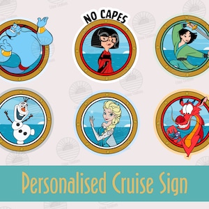 Op de afbeelding: Zes ronde, kleurrijke, cartoonfiguur stickers met een gouden rand. De stickers tonen personages uit Disney-films, waaronder Aladdin, Mulan, Elsa, Olaf en Mushu. De tekst "NO CAPES" staat op één sticker. De tekst "Personalised Cruise Sign" staat onderaan de afbeelding.