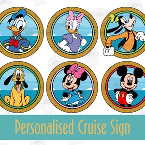 Op de afbeelding: Zes ronde, kleurrijke afbeeldingen van cartoonfiguren in patrijspoortframes. De personages zijn Mickey Mouse, Minnie Mouse, Pluto, Goofy, Donald Duck en Daisy Duck. De tekst "Personalised Cruise Sign" staat onderaan de afbeelding.