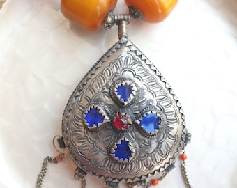 Traditional Berber Necklace with Zaïane Moroccan Fibula, Amazigh Jewelry Pendant in Silver-Tone Metal and Copal Resin (1950s) - MOROCCO