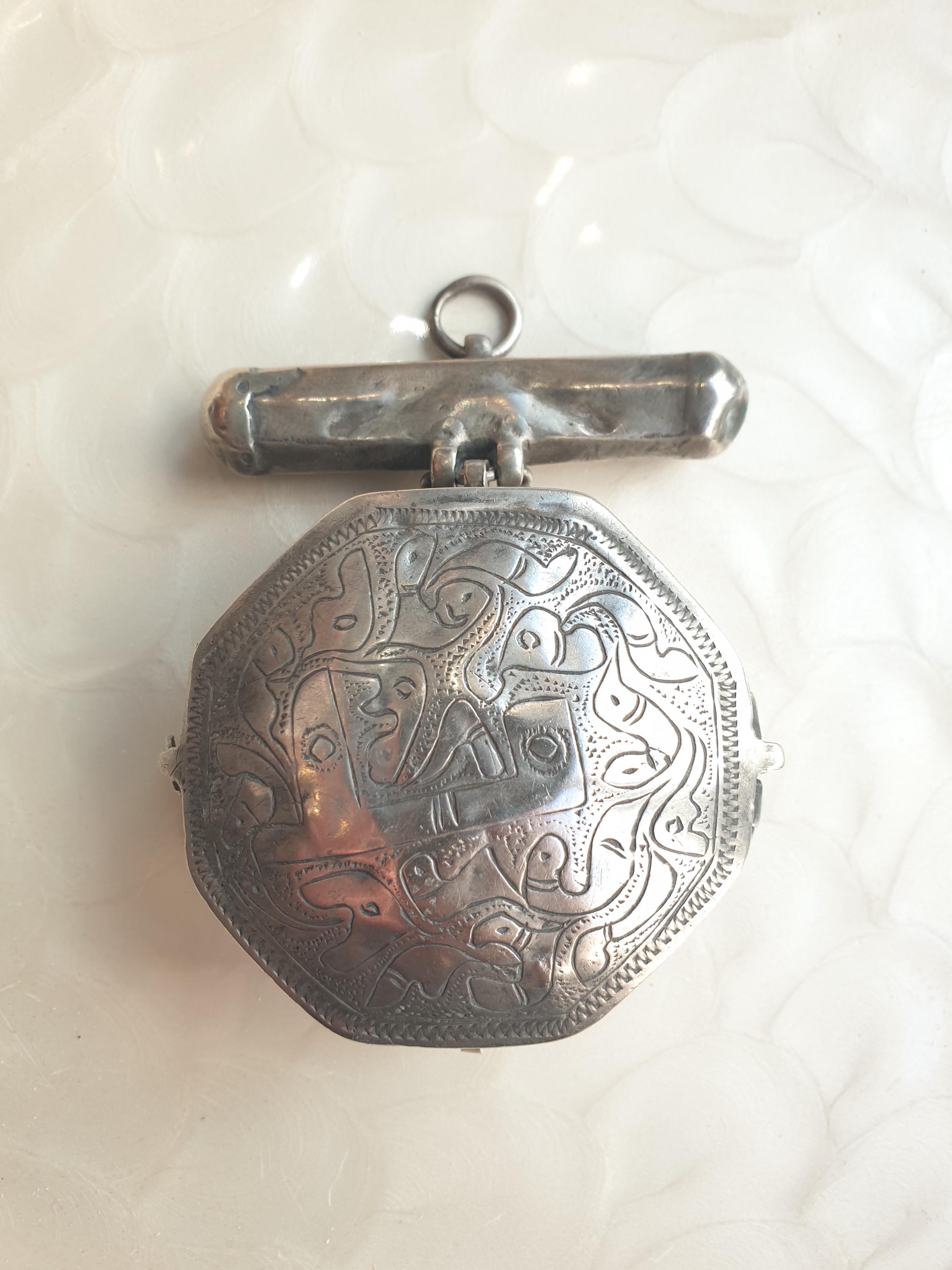 Pendentif argent, motifs ajourés et perlés, vers 1920. - Bijoux Anciens