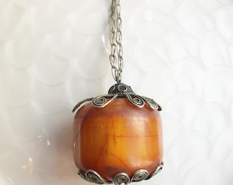 Traditional Berber Necklace with Pendant, Vintage Amazigh Talisman in Silver-Tone Metal and Natural Copal Resin (1950s) - MOROCCO