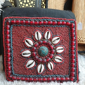 Sac à bandoulière Tibetan | Besace en tissu rigide brodé en perle de rocaille et en coquillage Cauris, médaillon Turquoise - Ladakh en Inde