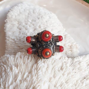 Traditional ethnic ring in silver metal and coral beads | Tibetan crafts, traditional ethnic ring Tibetan - TIBET