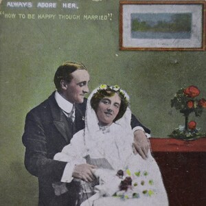 Postal antigua usada: retrato fotográfico coloreado de una pareja casada