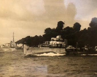 Foto von Zerstörern, die Übungen auf See durchführen