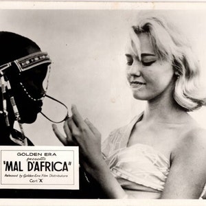 Lobby Card per "Mal D'Africa" Ammirare i gioielli di una donna