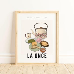 Puede incluir: Una ilustración enmarcada de un té de la tarde tradicional chileno, llamado "La Once", con una tetera, una taza de té, pan, queso y mermelada. La ilustración es de estilo de dibujos animados con un fondo blanco y el texto "CHILEAN TRADITIONS" en la parte superior.