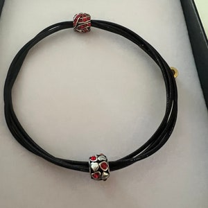 Bracciale con puntura di basso riciclato