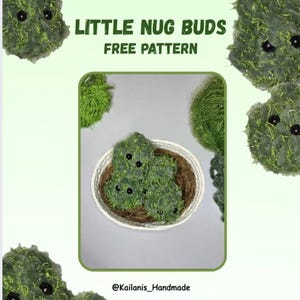 Puede incluir: Un proyecto artesanal verde y difuso que se asemeja a un brote de planta, con ojos de botón negros, se encuentra en una cesta tejida. La imagen incluye el texto "LITTLE NUG BUDS FREE PATTERN" y el identificador de Instagram @Kailanis_Handmade.