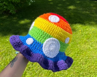 Regenboog champignonhoedje met ruches | Handgemaakte gehaakte Pride-hoed