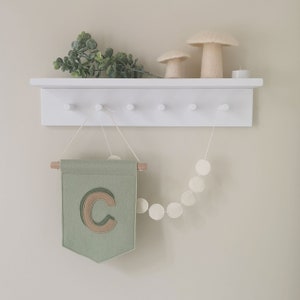 Decoración personalizada de la pared de la habitación del bebé, pancarta de fieltro de lana, pancarta de letras iniciales personalizables, bandera de letras verdes y beige