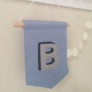 Estandarte con letra inicial personalizada, decoración de la pared del dormitorio del niño, bandera de la letra del nombre, regalo personalizado hecho a mano