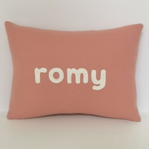 Cojín personalizado con nombre en 100% pura lana de fieltro, regalo de nacimiento, decoración de la habitación del niño, cojín de color coral y blanco