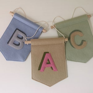 Banderines con letras, decoración de pared habitación bebé, decoración habitación infantil personalizada, banderín de letras personalizable, decoración bebé