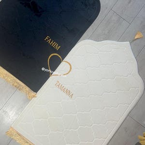 Juego de 2 alfombras de oración acolchadas de espuma personalizadas con diseño de corazón. Regalo de boda islámica (Nikkah) para parejas musulmanas. Alfombras suaves con estampado de purpurina dorada.