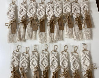 Llavero de macramé para recuerdo de boda con etiqueta personalizada