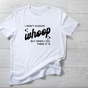 Puede incluir: Camiseta blanca con texto negro que dice "No siempre whoop, pero cuando lo hago, ah&iacute; est&aacute;".
