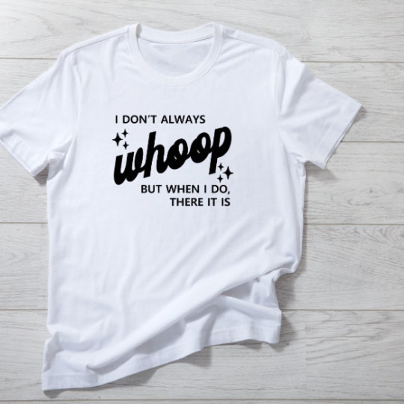 Puede incluir: Camiseta blanca con texto negro que dice "No siempre whoop, pero cuando lo hago, ah&iacute; est&aacute;".