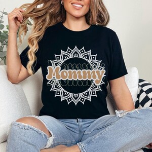 ママのシャツ ヨガのためのスピリチュアルなTシャツ エッジの効いたママのためのボヘミアンTシャツ ママのためのグランジTシャツ 曼荼羅 ママへの母の日ギフト 神聖幾何学