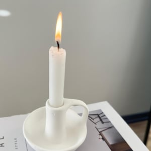 手作りの陶器製キャンドルホルダー、北欧風キャンドルホルダー、スカンジナビア風装飾、ミニマリストキャンドルホルダー、モダンな室内装飾、テーパーキャンドルスタンド