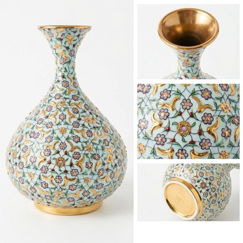 Pu&ograve; includere: Un vaso in ceramica azzurro chiaro con un motivo ripetitivo di piccoli fiori viola, accenti dorati e sottili linee verdi. Il vaso presenta un bordo svasato con interno dorato e una base dorata, che mette in risalto i dettagli floreali.