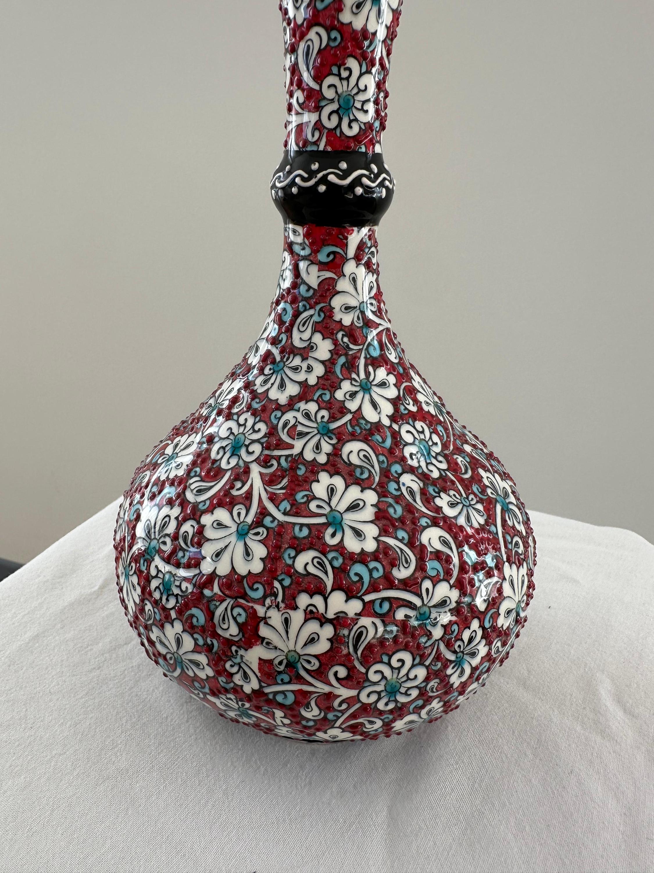手描きの陶器の花瓶 • 赤い花柄のトルコ陶器、ホームデコレーション