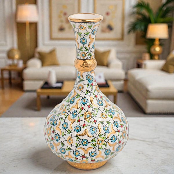 Jarrón de cerámica hecho a mano con detalles en oro de 24 quilates, ideal como decoración floral de mesa.