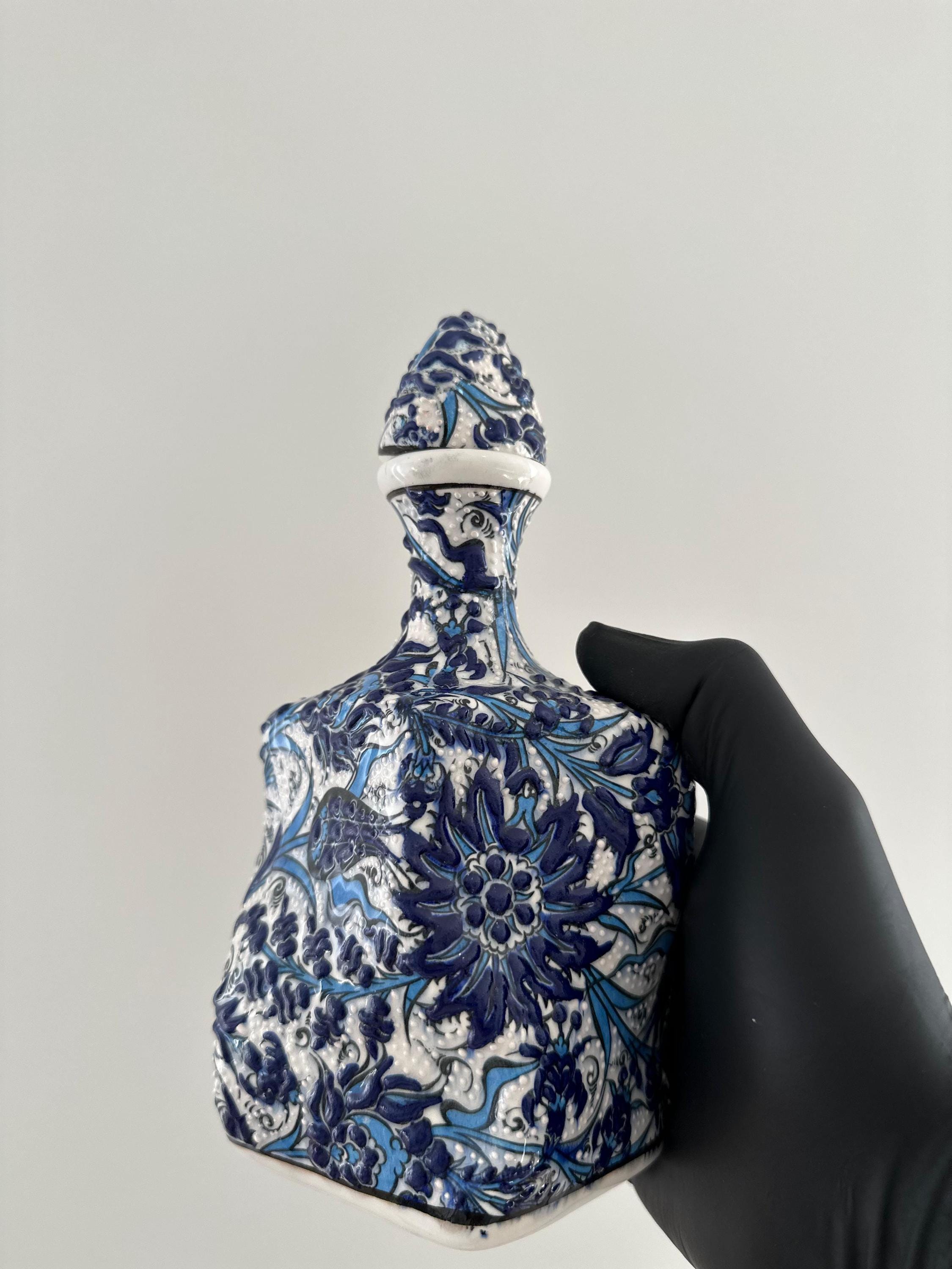 青い花柄の陶器製花瓶とgvh36 深川製磁 ぶどう 葡萄 花瓶 花器 