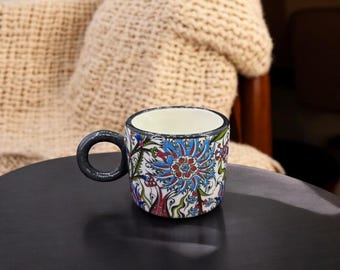 Konstnärlig handmålad keramisk mugg med blommotiv – Handgjord kaffe- och tekopp