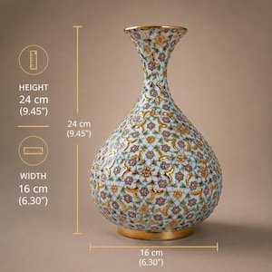 Pu&ograve; includere: Un vaso in ceramica bianca con collo svasato e corpo arrotondato, caratterizzato da un motivo ripetuto di piccoli fiori viola, viticci verdi e dettagli dorati. Il vaso misura 24 cm di altezza e 16 cm di larghezza, come indicato dal testo.