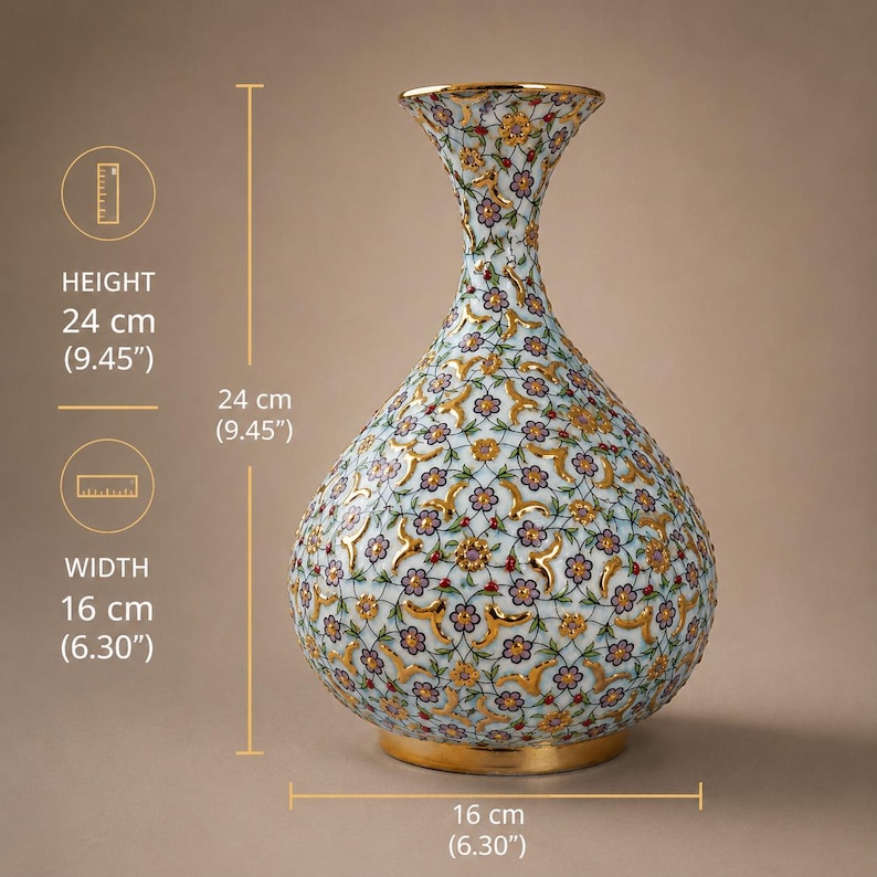 Pu&ograve; includere: Un vaso in ceramica bianca con collo svasato e corpo arrotondato, caratterizzato da un motivo ripetuto di piccoli fiori viola, viticci verdi e dettagli dorati. Il vaso misura 24 cm di altezza e 16 cm di larghezza, come indicato dal testo.