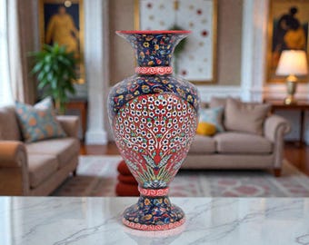 手作りで手描きされた青と白の花瓶は、ご自宅やユニークなギフトに最適