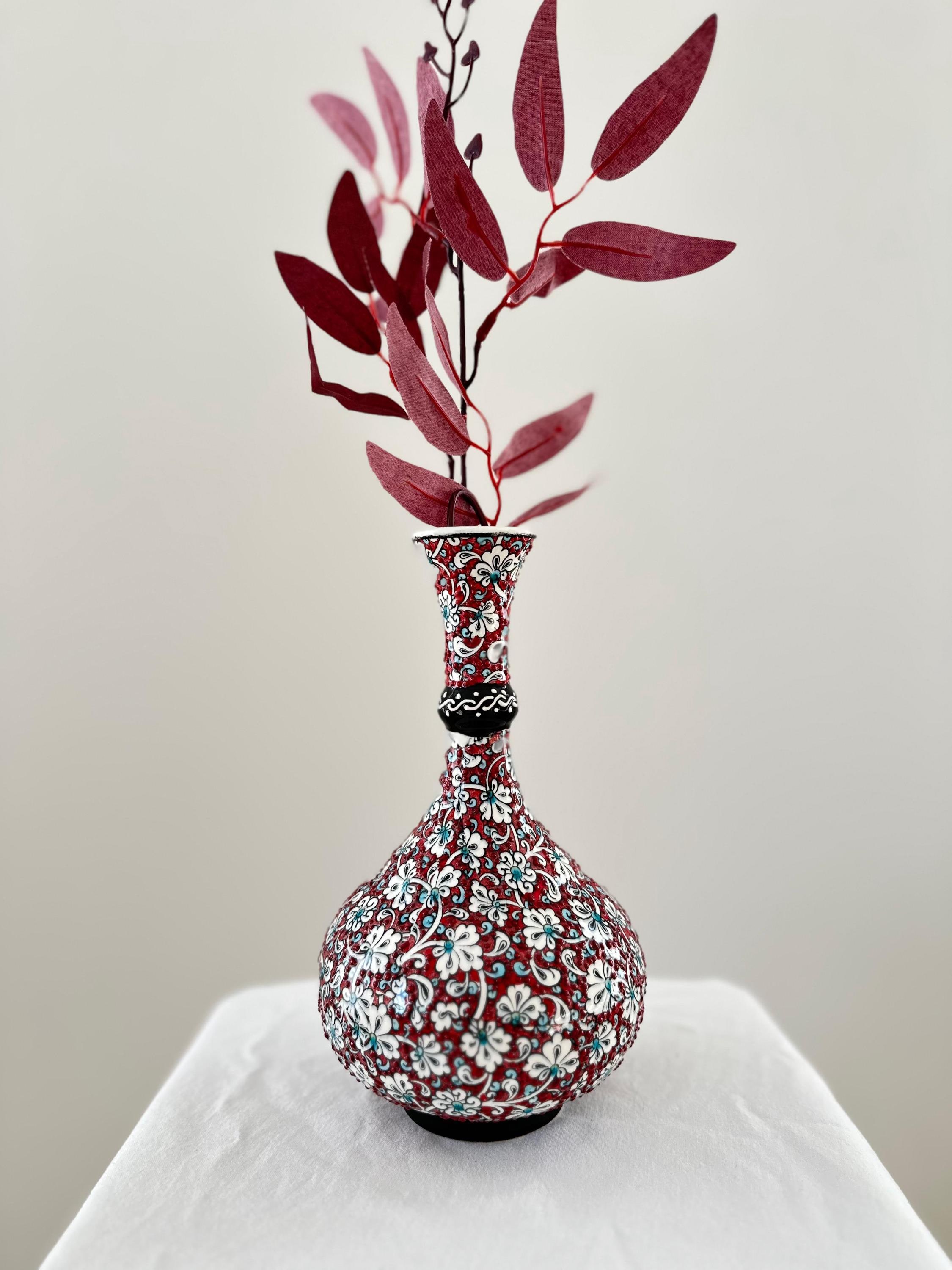 手描きの陶器の花瓶 • 赤い花柄のトルコ陶器、ホームデコレーション