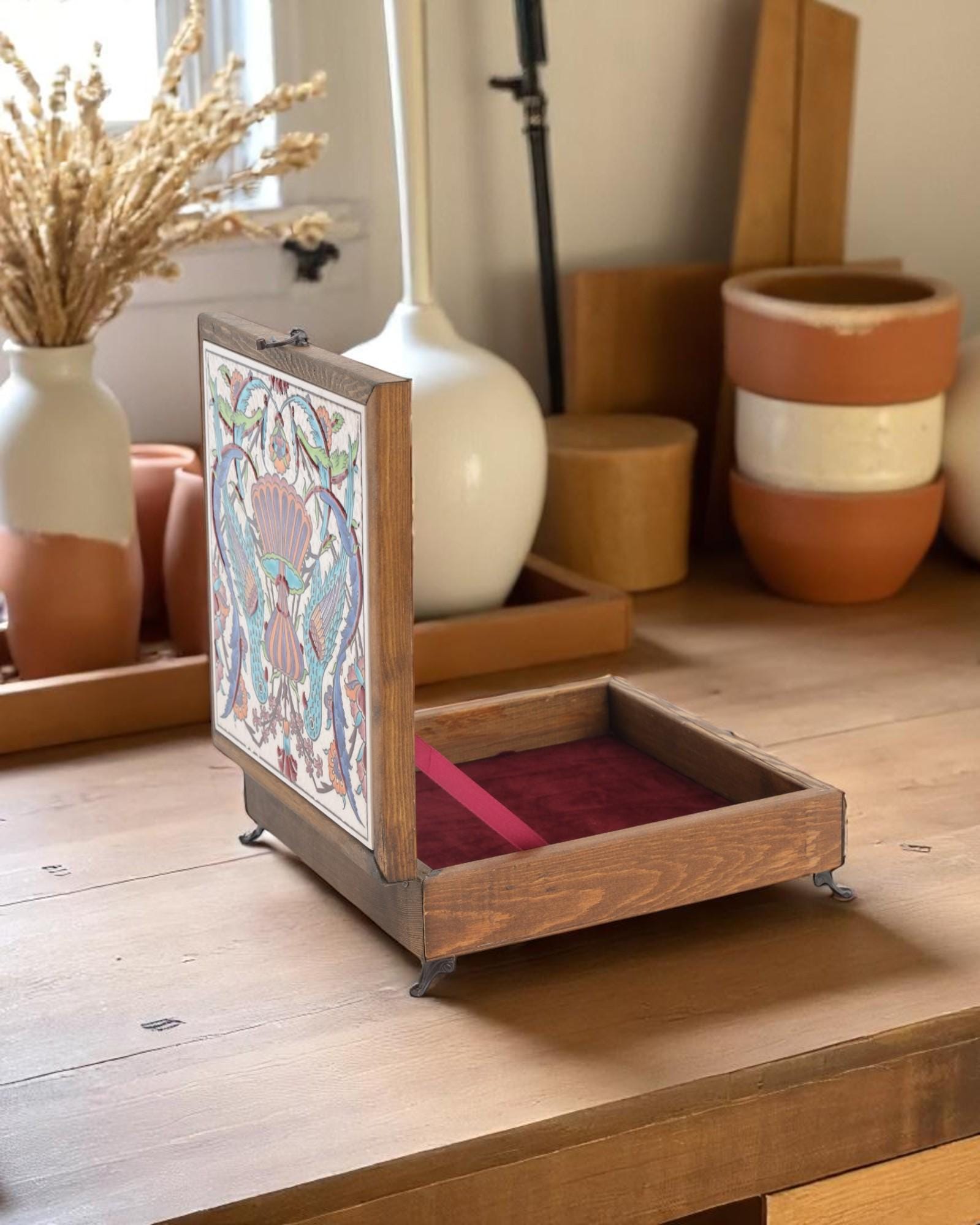 鳥と花のデザインが施された手作りのトルコ製セラミックタイル製記念品