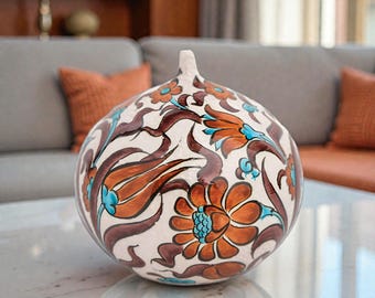 手作りのトルコ陶器の花瓶：イズニック花柄陶器、オスマン帝国の装飾