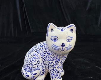 Estatueta de gato em cerâmica pintada à mão: decoração floral azul para casa