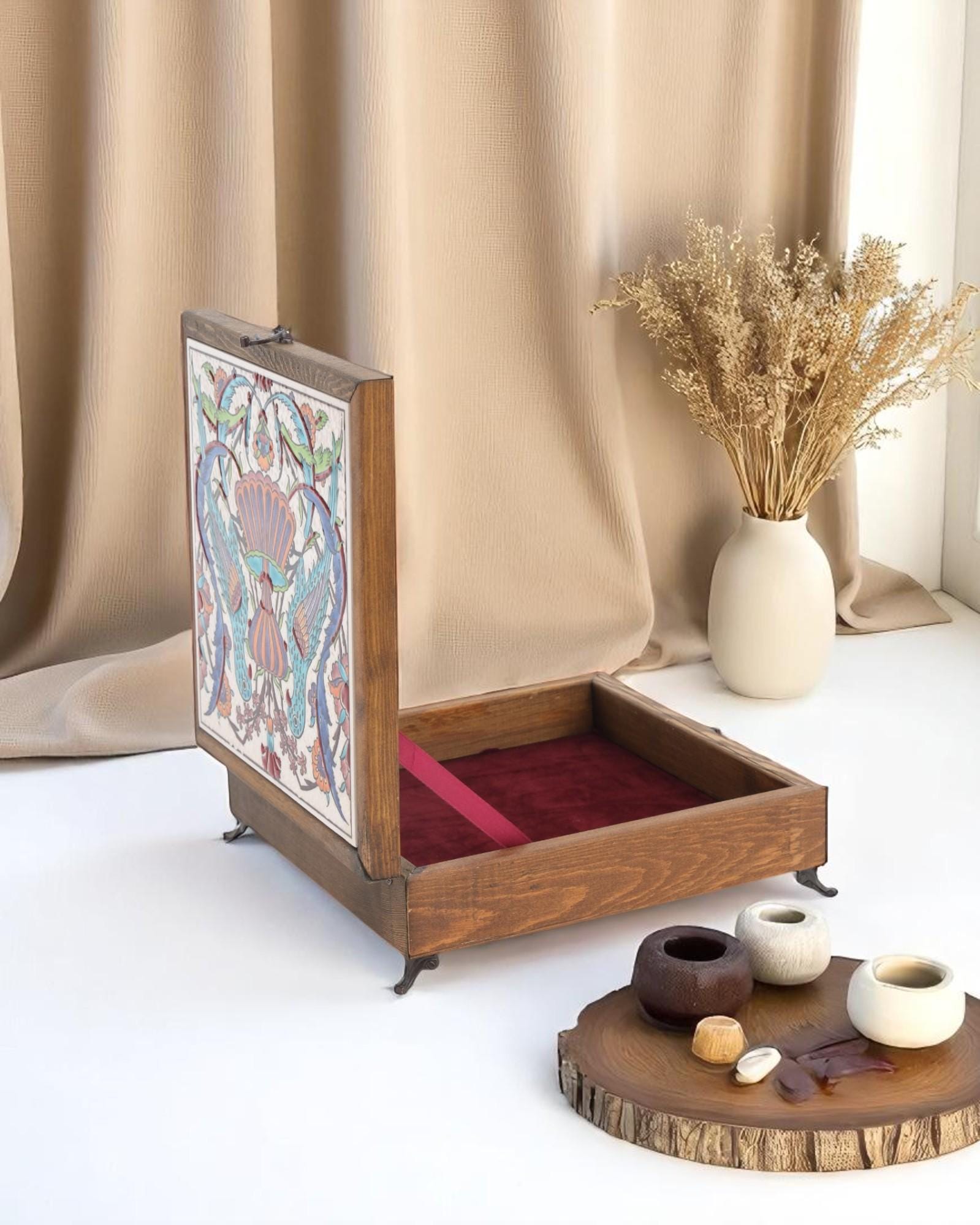 鳥と花のデザインが施された手作りのトルコ製セラミックタイル製記念品